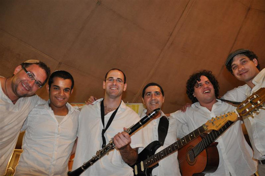 תמונה של מקום בלב - להקות / תזמורות