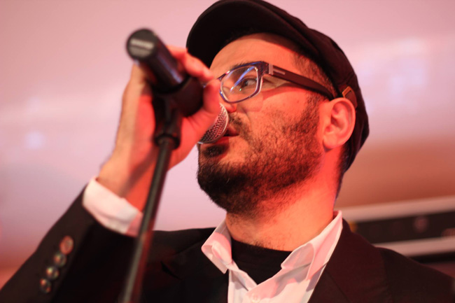 תמונה של אילן דמרי (המדרגות) ולהקת 200 זוז - להקות / תזמורות