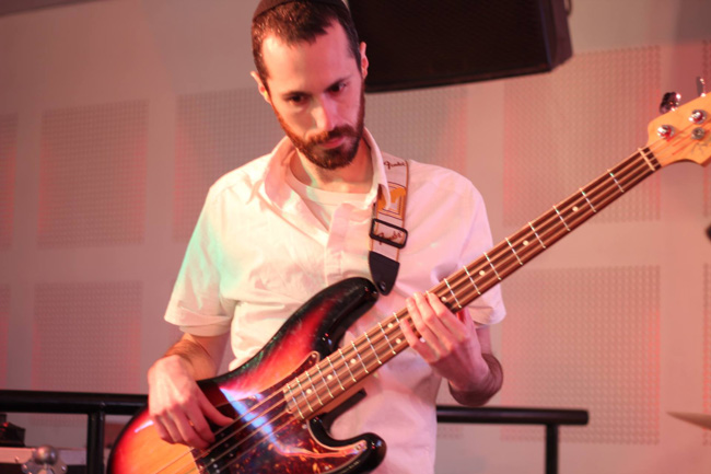 תמונה של אילן דמרי (המדרגות) ולהקת 200 זוז - להקות / תזמורות